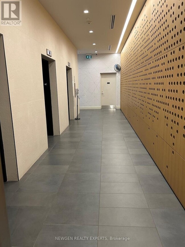 Photo du bâtiment - 2520-2520 Eglinton Ave W