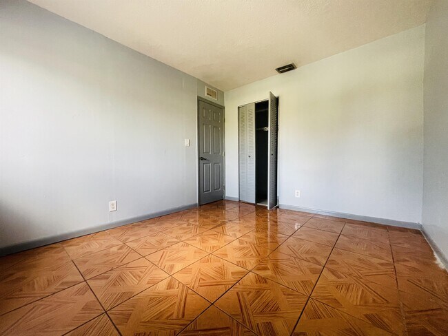 Building Photo - 1365 Seaview