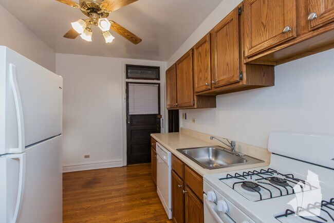 Building Photo - 1909 W Larchmont Ave