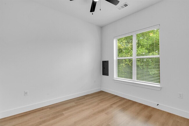 Building Photo - 1648 Spaniel Ave