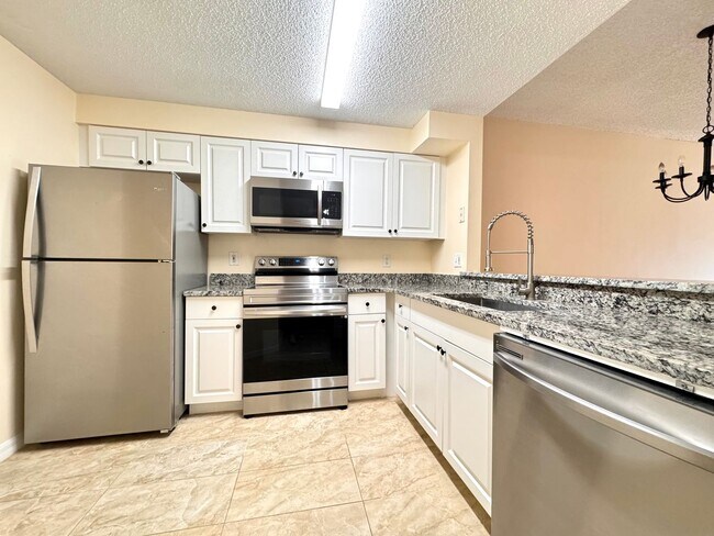 Foto del edificio - 3 Bedroom, 2 Bath First Floor Condo Unit!