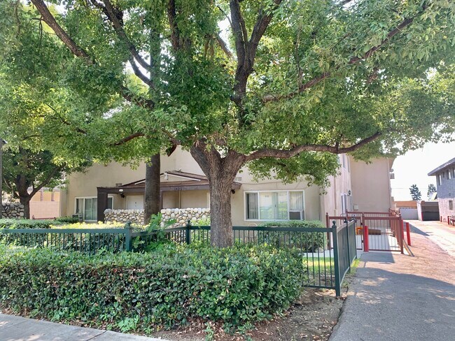 Building Photo - 1425 W Stoneridge Ct