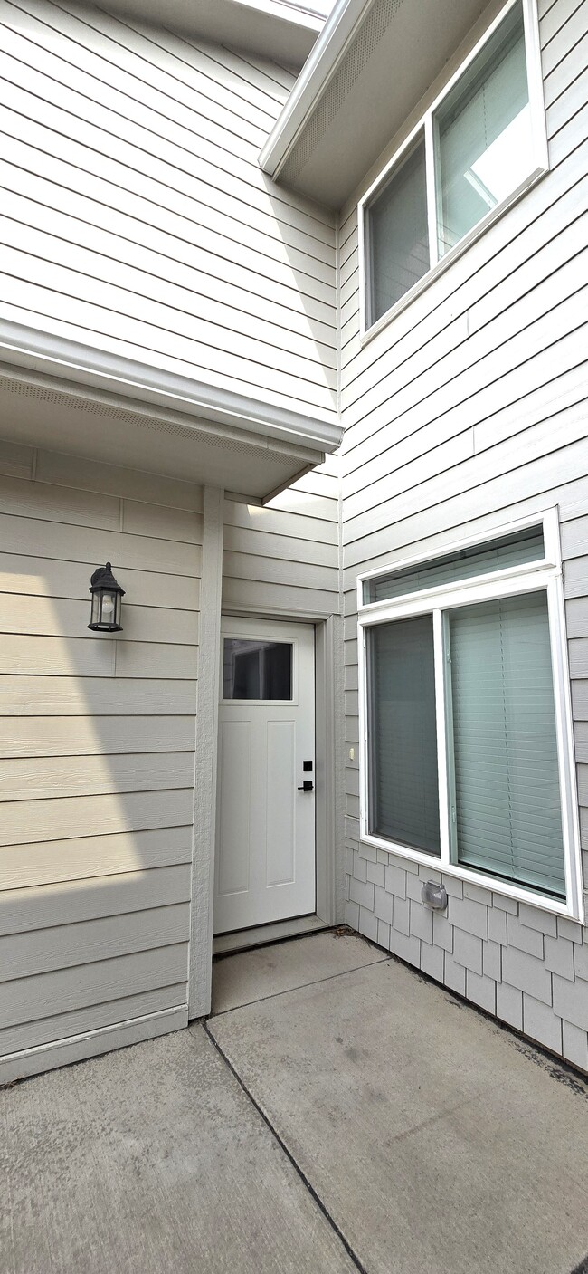 Main entrance - 6125 S Alki Pl
