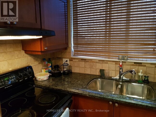 Building Photo - 3695 Kaneff Crescent