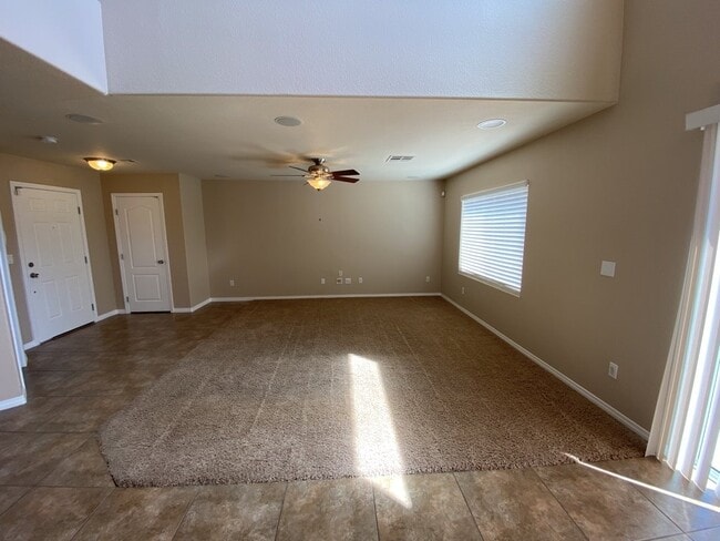 Building Photo - 3BD/2.5 BATH APPROXIMATELY 1558 SQ FT