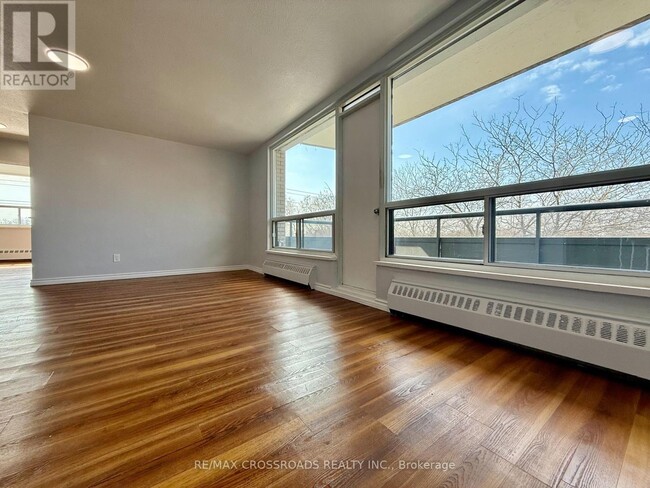Photo du bâtiment - 363-363 Lakeshore Rd E