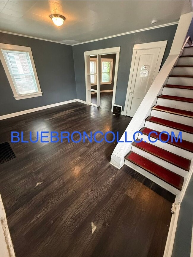 Building Photo - Newly renovated Cute 2 bedroom 1 bathroom home.