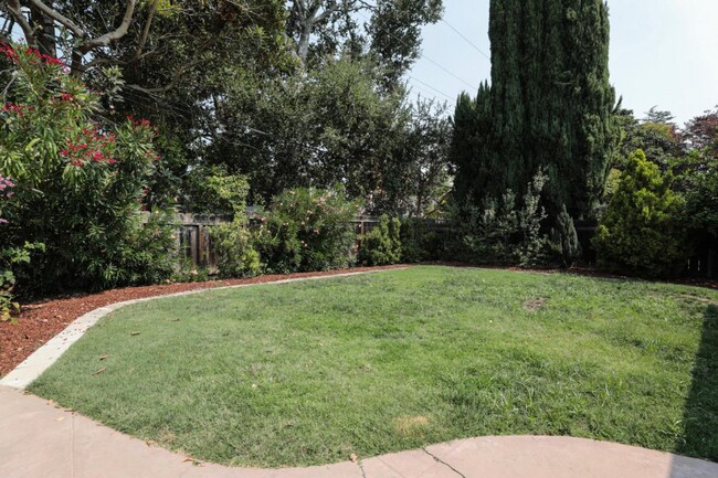 Building Photo - 1871 Hamilton Ave