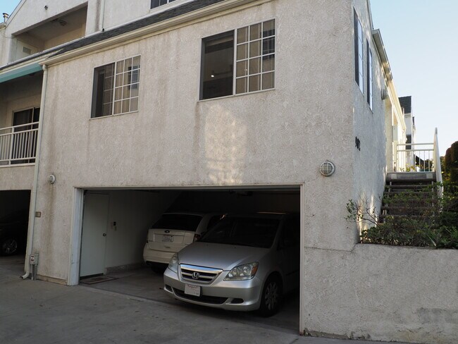 2-car garage - 902 S 2nd St