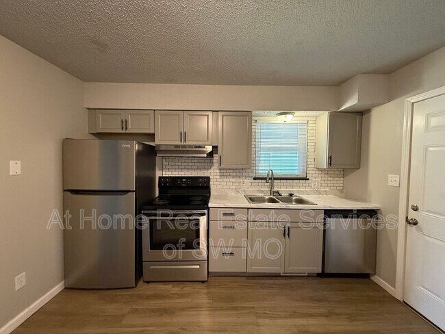 Building Photo - 3508 S Farm Rd 135