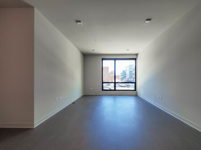Building Photo - 818 N Wolcott Ave