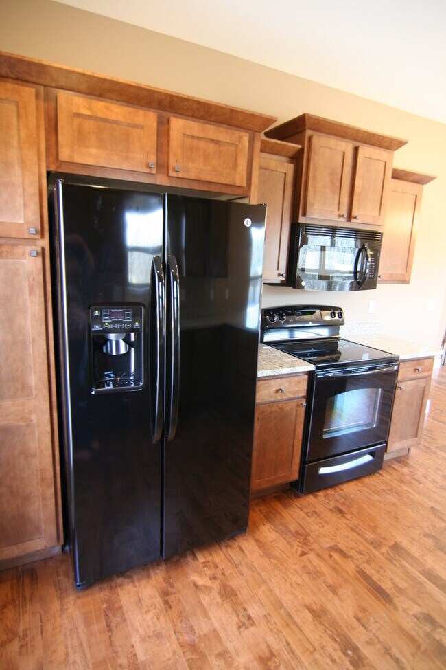Building Photo - 4 Bedroom, 3 bath close to University and ...