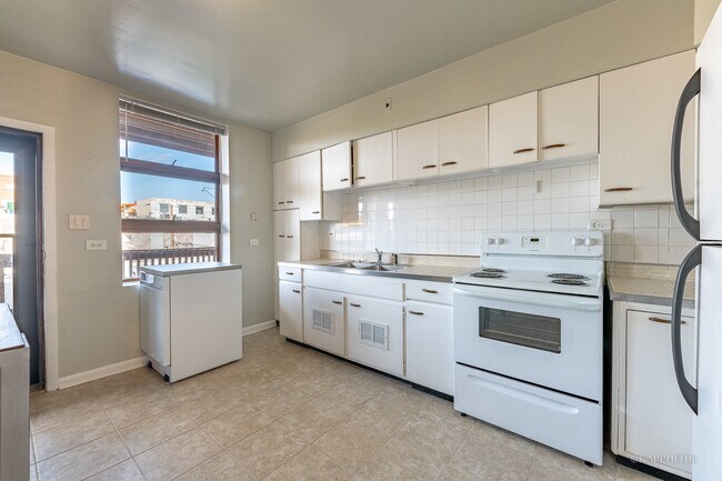 Building Photo - 2404 N Surrey Ct