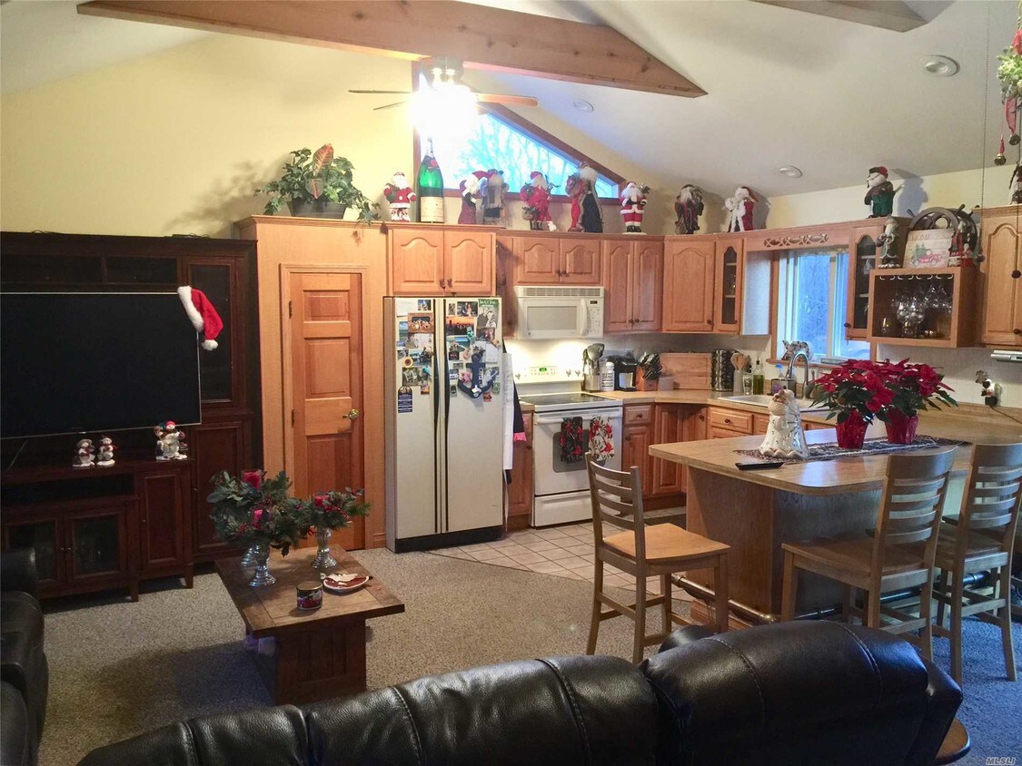 12 S Masem Square, East Patchogue, NY 11772 Room for Rent in East