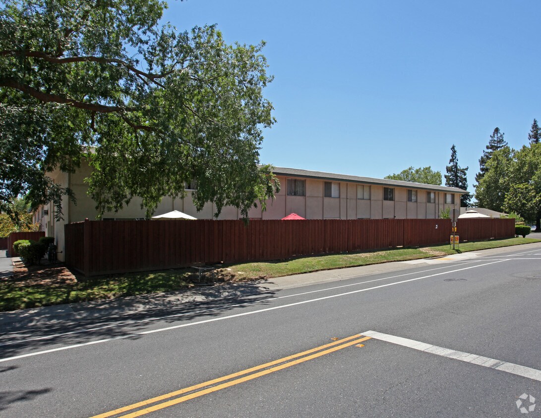 Saratoga Apartments Sacramento, CA