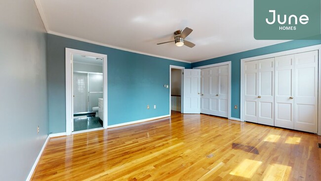 Building Photo - Queen room in 7-bed/4.0-bath Home
