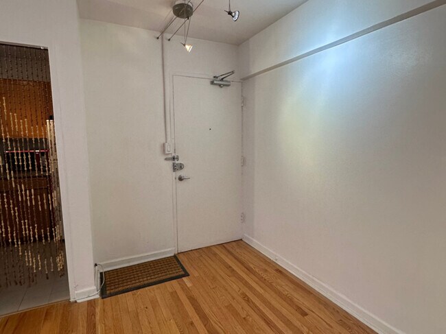 Foto del edificio - 4970 N Marine Dr