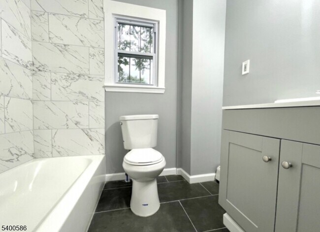 Foto del edificio - 249 Littleton Ave