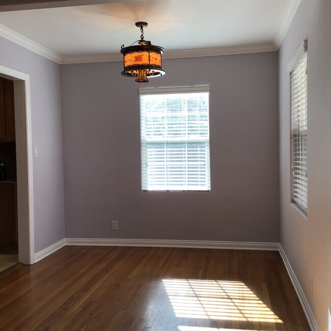 Cute and cozy dining room - 4916 Fulton Ave