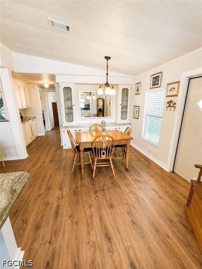 Foto del edificio - 3404 Rainbow Ln