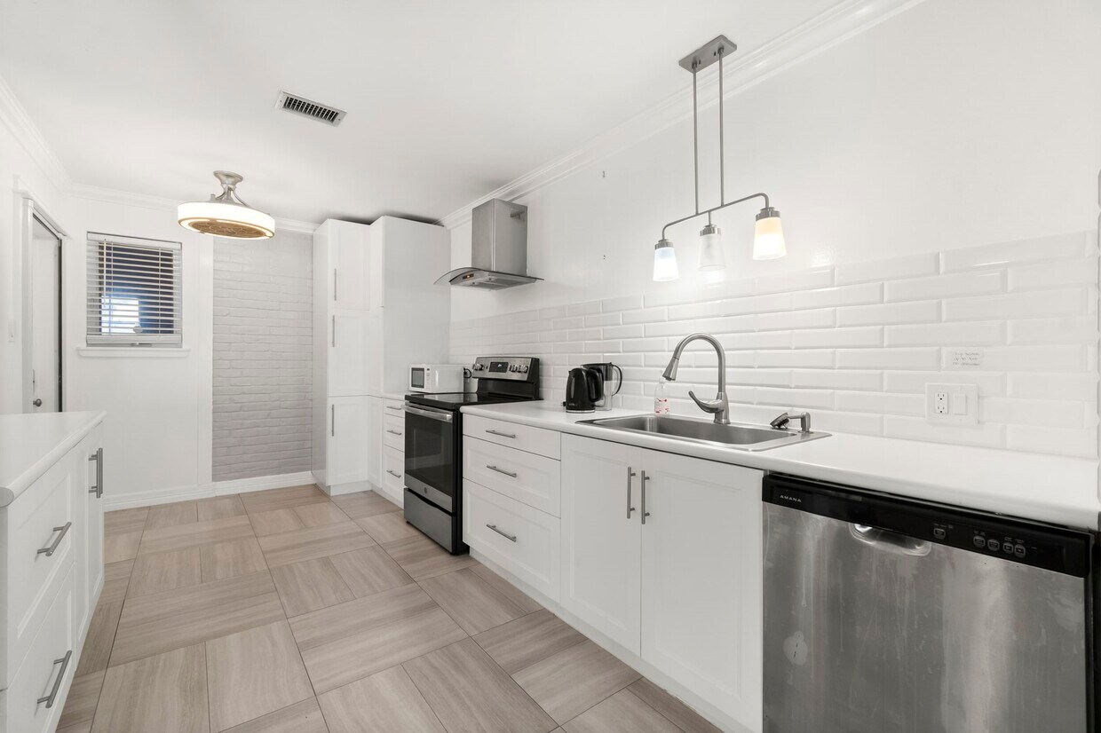 Foto del edificio - 2824 Briarhurst Dr