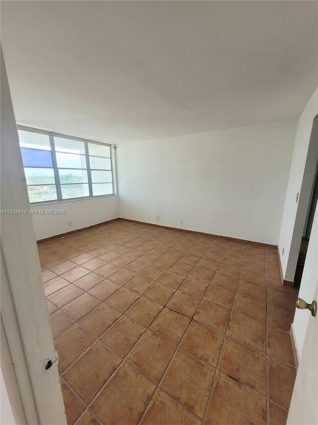 Foto del edificio - 2025 NE 164th St