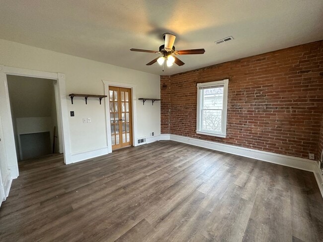 Building Photo - L1004