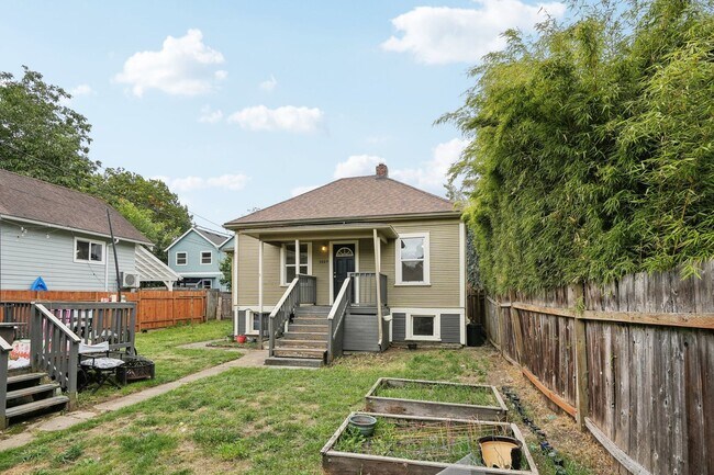 Building Photo - Charming Bungalow