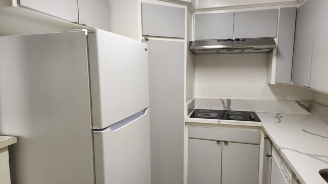 Kitchen - 1637 Veteran Ave