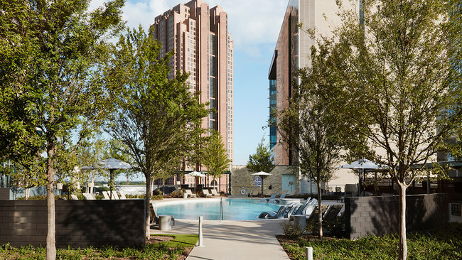 Piscina al aire libre y terraza con cabañas - Ardan