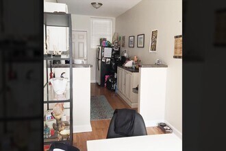 Building Photo - 717 W Roscoe St