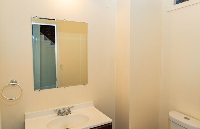 Building Photo - Renovated and Spacious 4Bedroom Townhouse in West Baltimore!