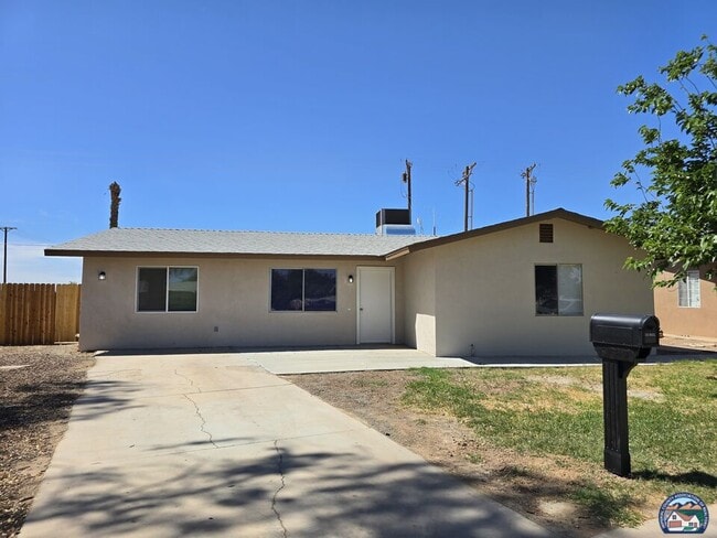 Building Photo - 118 Dahlia Ln