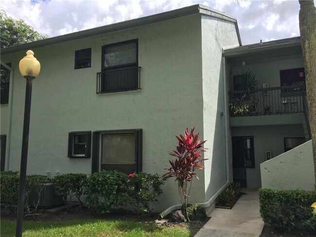 Building Photo - 4001 Carambola Cir N