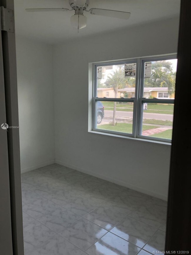 Building Photo - 1006 NW 13th Ct