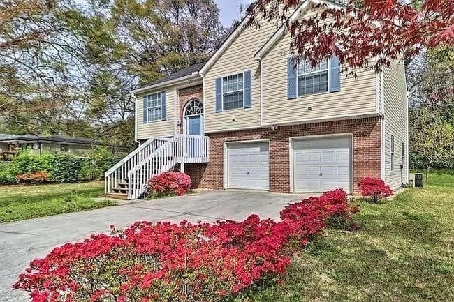 Building Photo - Room in Single Family Home on Oak Dr