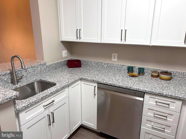 Building Photo - 6990 Falls Reach Dr