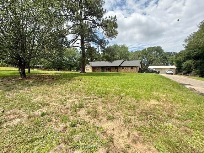 Building Photo - 4-bed/2-bath in South Tyler!