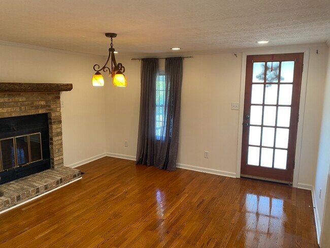 Entrada principal al comedor o sala de estar con chimenea. - 415 Wayne Duke Rd