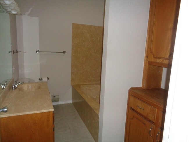 Building Photo - Elmwood Area Home