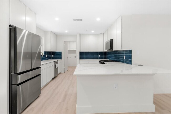 Building Photo - 1403 Creekview Dr