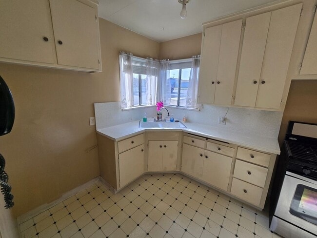 Building Photo - Classic 3 Bed, 2 Bath Home on Large Lot
