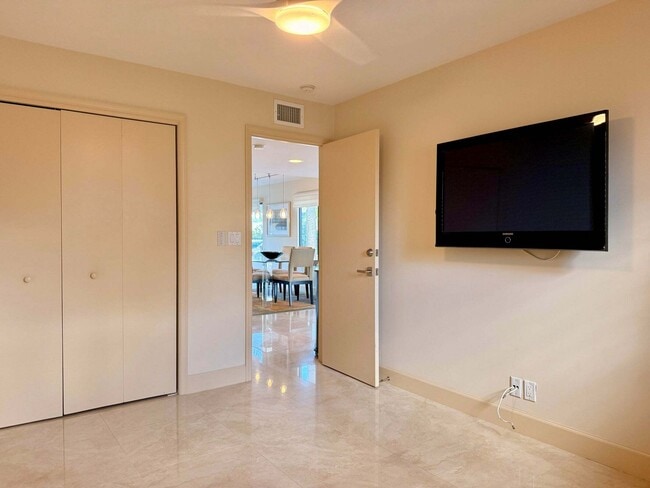 Building Photo - 1005 Russell Dr