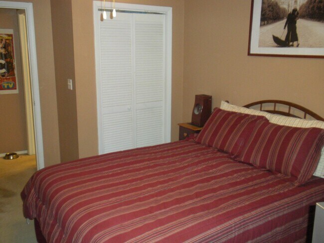 Bedroom. - 702 Cumberland Ct SE