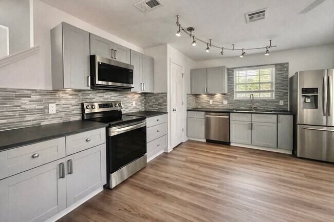 Foto del edificio - 4 Bed 2.5 Bath NEW MANAGEMENT!!!