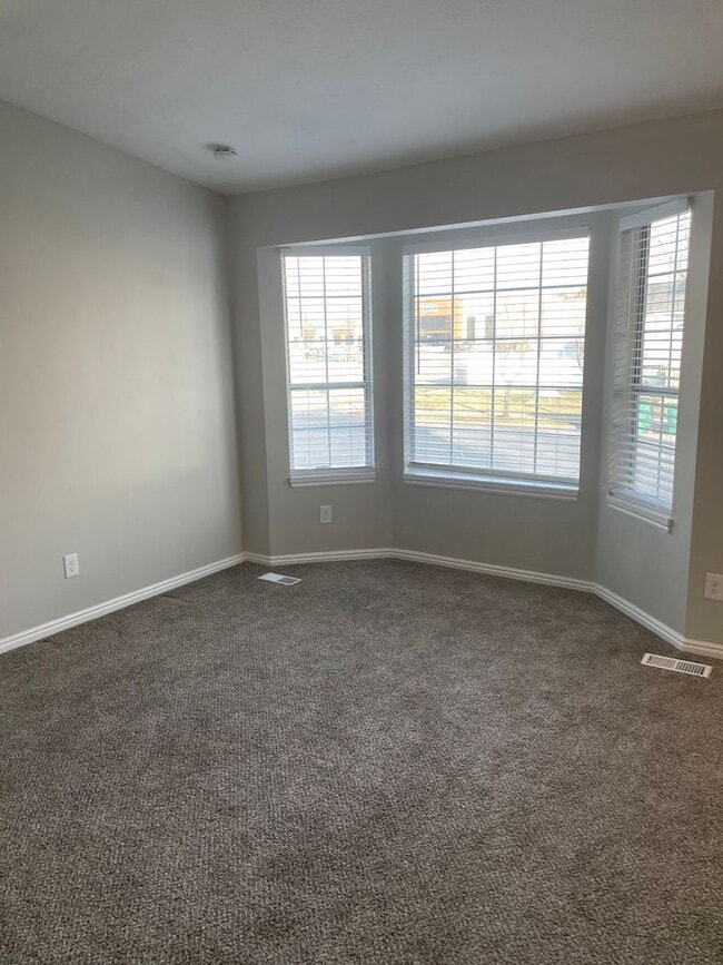 Building Photo - 4 Bed/2 Bath home in Harrisville