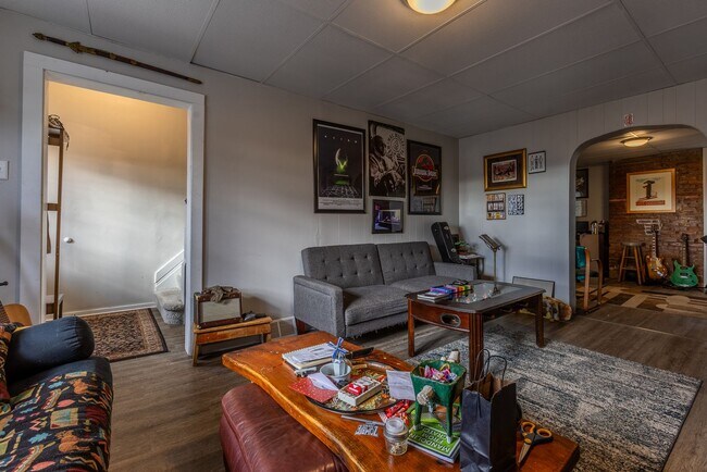 Building Photo - AVAILABLE JUNE 2024 - Gorgeous 3 Bedroom H...
