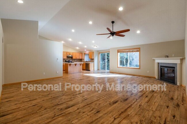 Building Photo - 902 N 15th Ct