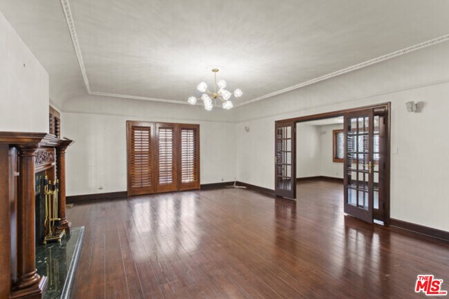 Foto del edificio - 6144 Barrows Dr