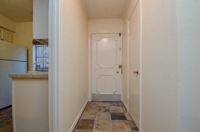 Building Photo - 1211 Miramar St